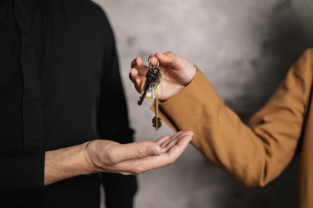 Entrega de llaves en la venta de una vivienda y los impuestos que paga el vendedor