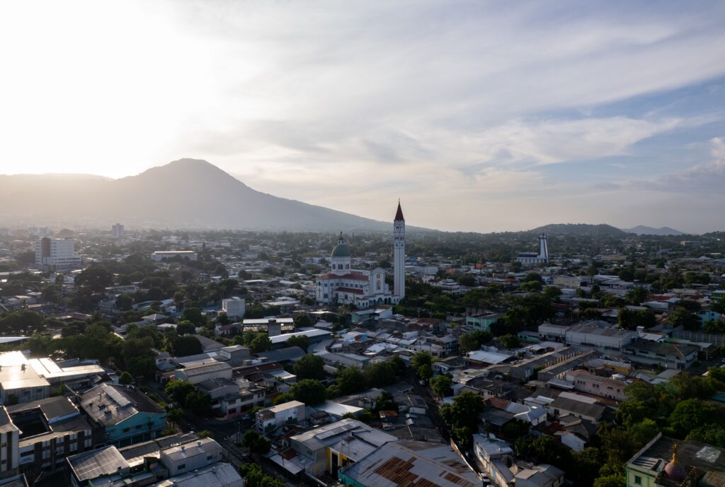 Edificios de viviendas en una ciudad, sobre la plusvalía municipal al vender un piso