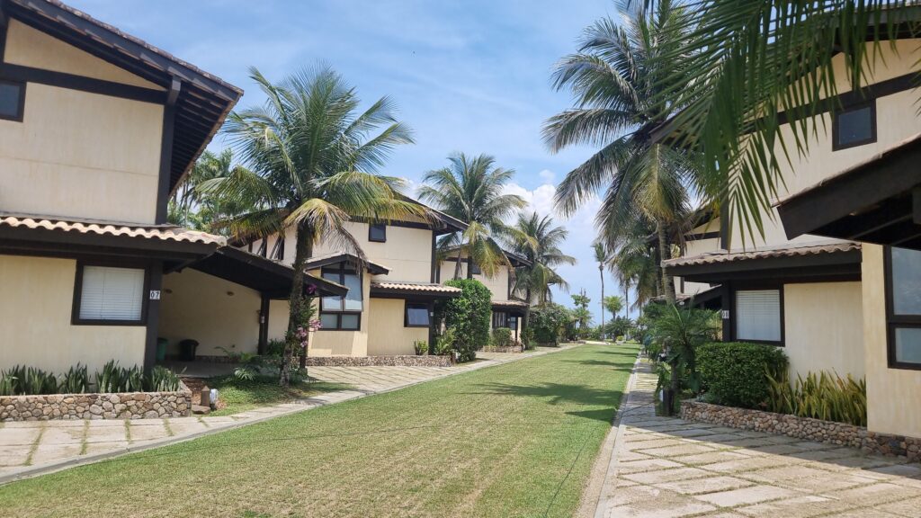 Casa de vacaciones en venta con cartel, para calcular los impuestos de vender una segunda vivienda